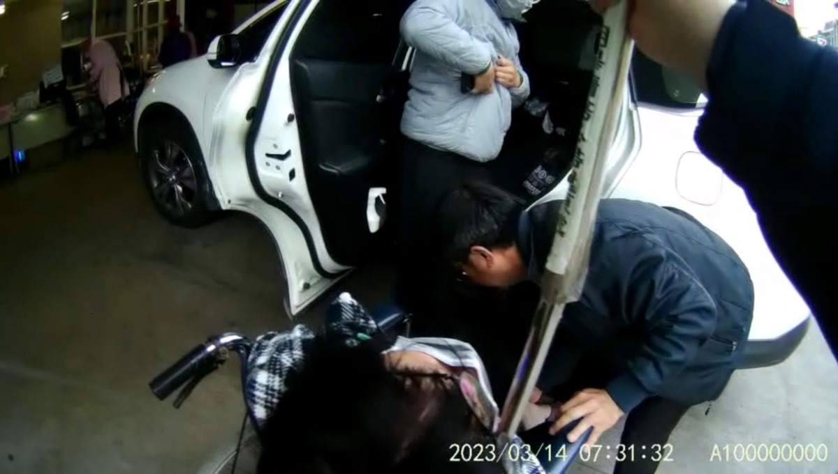 5旬婦吃早餐突昏倒 平警開道5分鐘送醫 535520