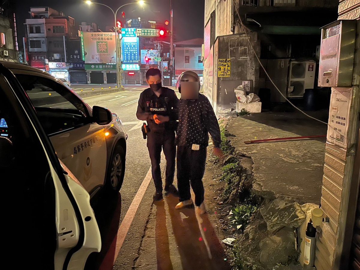 7旬翁凌晨戴安全帽散步?平警察覺有異上前關心 537256 scaled