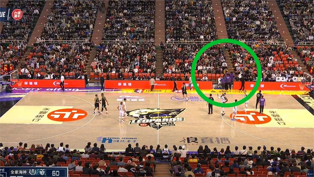 瘋狂「吃X哥」衝雲豹主場鬧 被抬離畫面曝