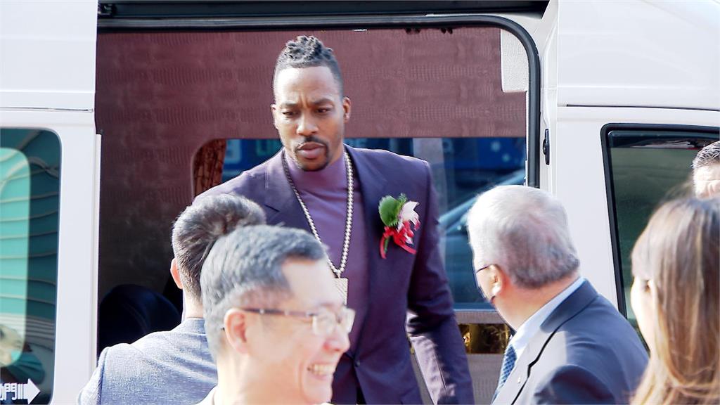 雲豹能源掛牌上市 T1球星霍華德蒞臨現場