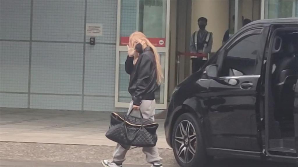 BLACKPINK多留一晚全因1件事!成員搭機前揮手致意