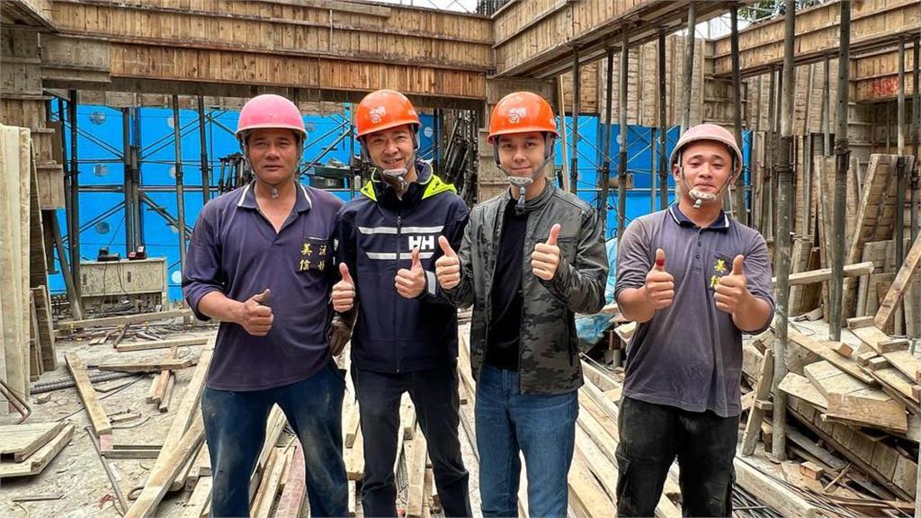林志穎現身工地親切合照 舉「骨折右手」自拍