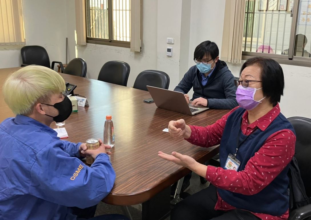 B手語翻譯員右協助聽障員工盡快了解工作資訊。
