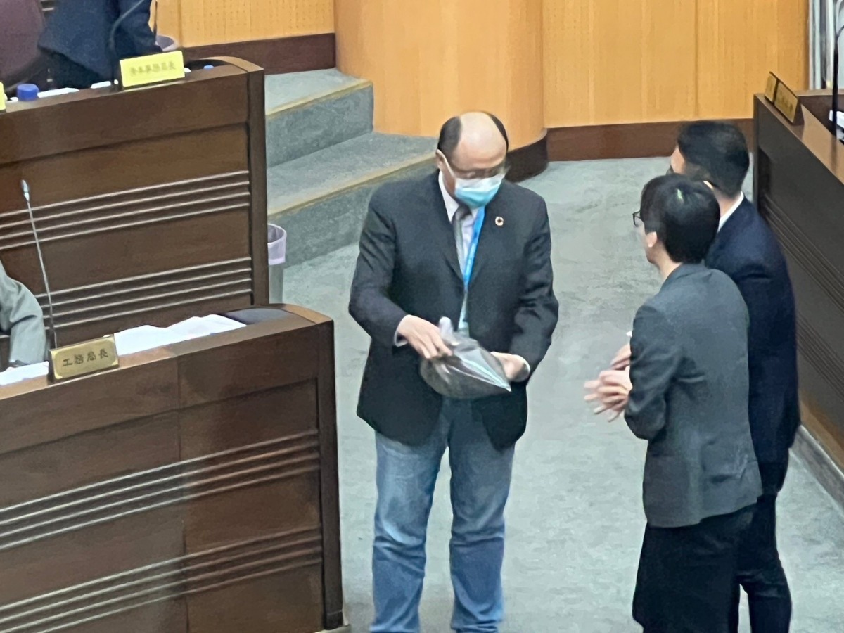 美福大火案 議員牛煦庭、錢龍開箱桃園「大秘寶」 LINE ALBUM 20230322 市長施政報告 230323