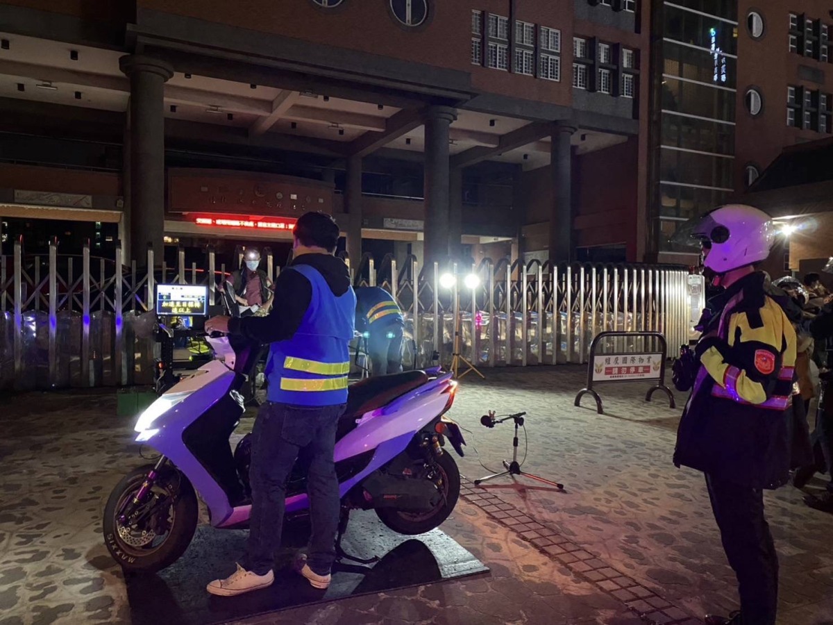 【有片】取締噪音車逮通緝犯 警充當狗保姆暖喊:安心開庭 S 116580404