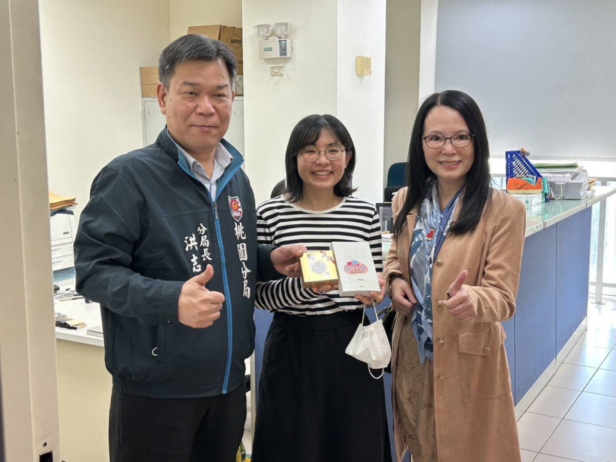 歡慶婦女節 桃園分局長洪志朋贈禮感謝奉獻心力 S 116605126