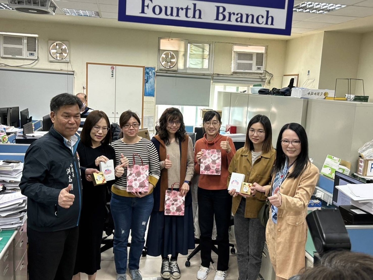 歡慶婦女節 桃園分局長洪志朋贈禮感謝奉獻心力 S 116605128