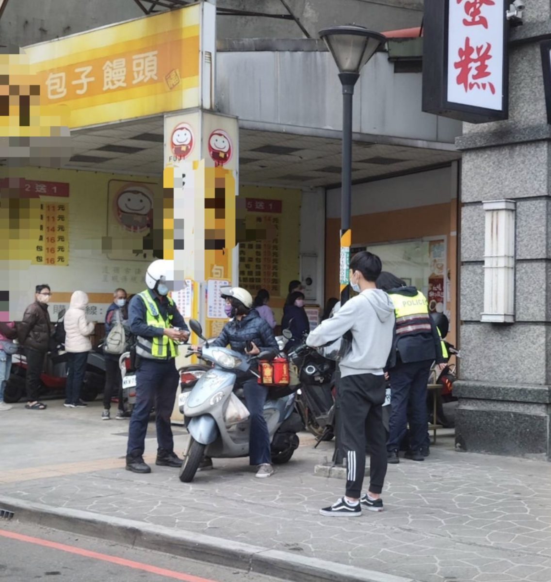 多好吃?民眾違停排隊買包子 員警勸導開單 S 116899843 scaled