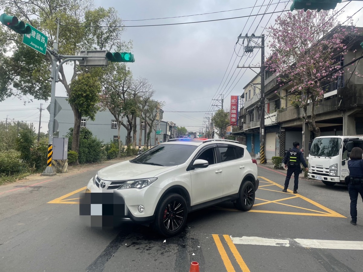 【有片】A柱惹的禍?婦人過馬路遭輾 驚悚影片曝 S 12656677
