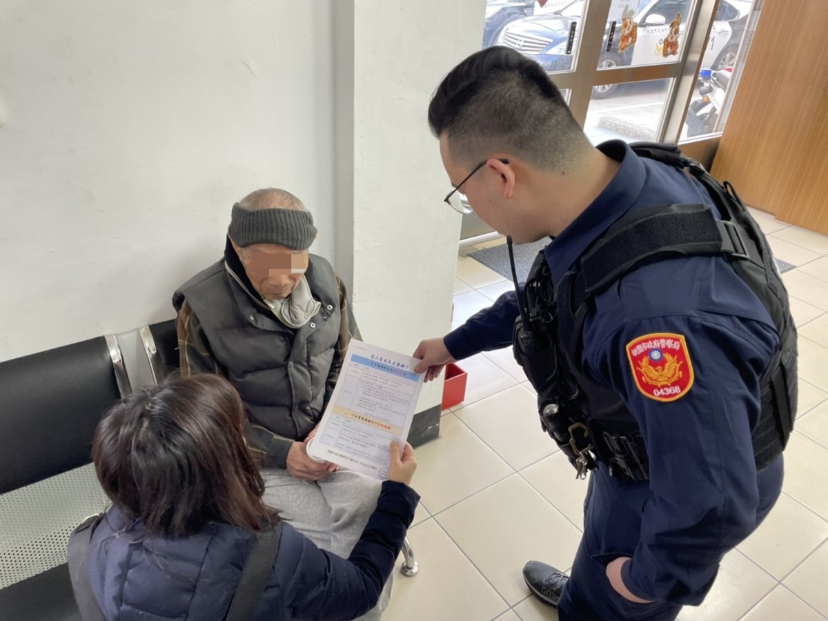 9旬失智翁反覆背誦「神秘數字」 壢警助其返家團圓 S 19513362 副本