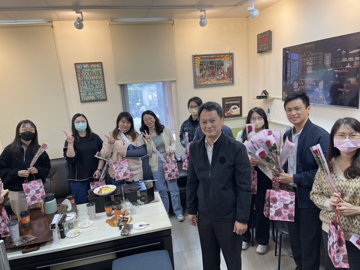 慶3/8婦女節 龍潭警分局長張鶴瓊請女警、志工吃蛋糕 S 19964329