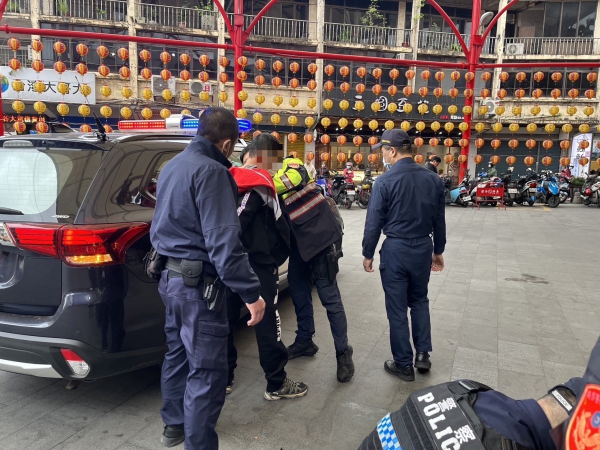 被眼尖警認出!通緝犯棄車逃逸 宮廟前慘摔被逮 S 20038026