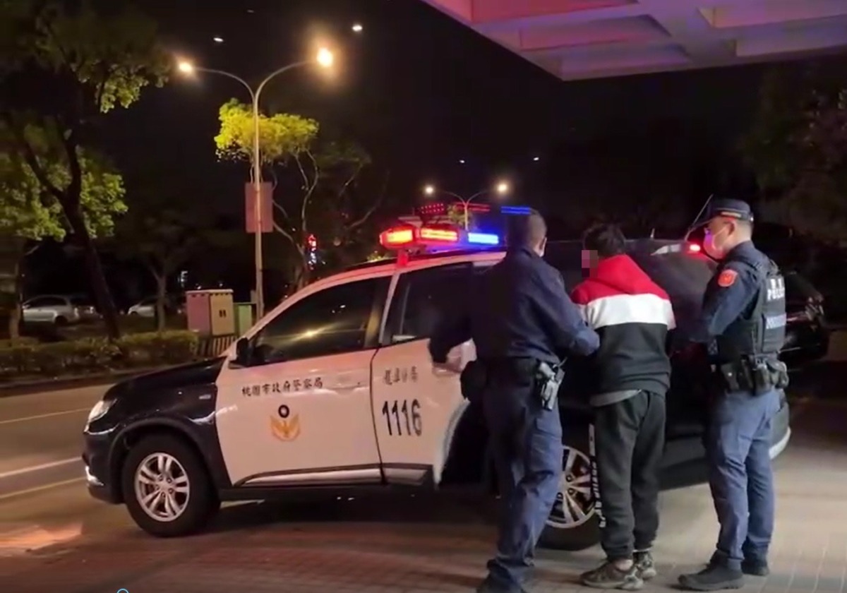被眼尖警認出!通緝犯棄車逃逸 宮廟前慘摔被逮 S 20038027