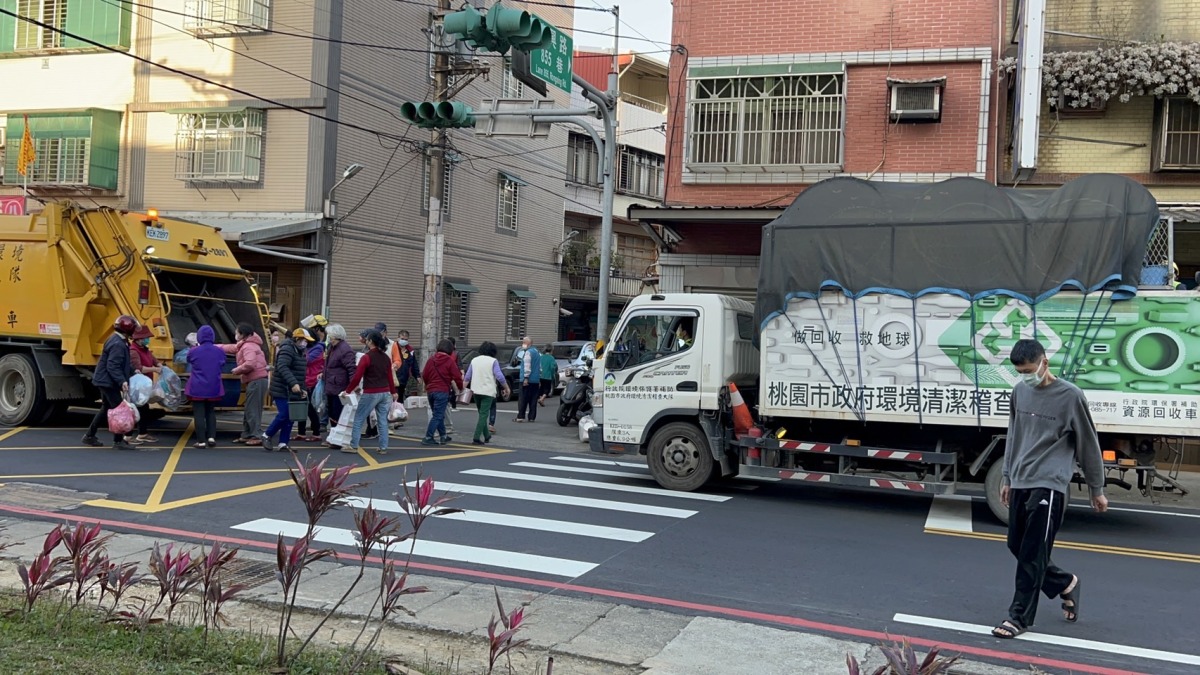 防詐再出擊!八德警結合清潔隊現「聲」宣導 S 35930131