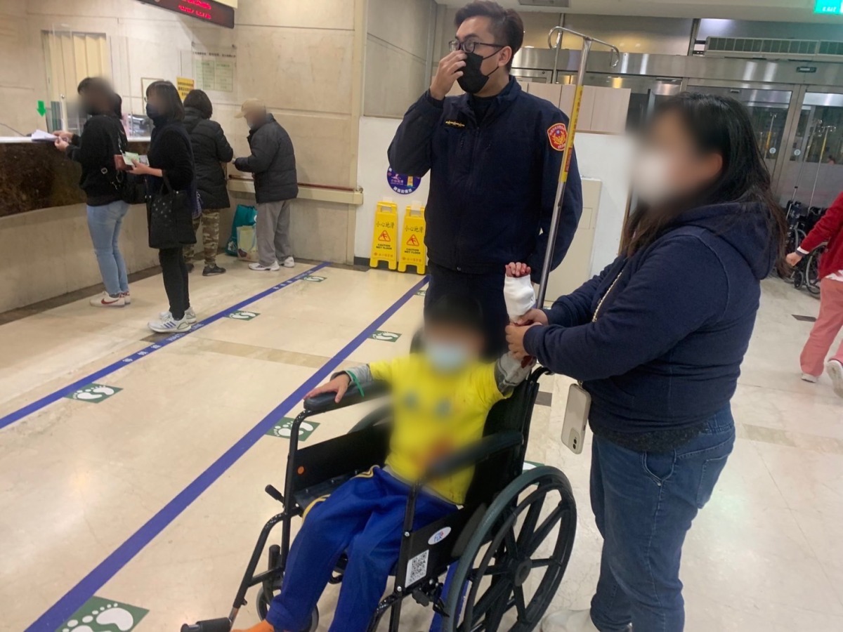 6歲童玩耍濺血 龜山警開道5分鐘送醫 S 47390737
