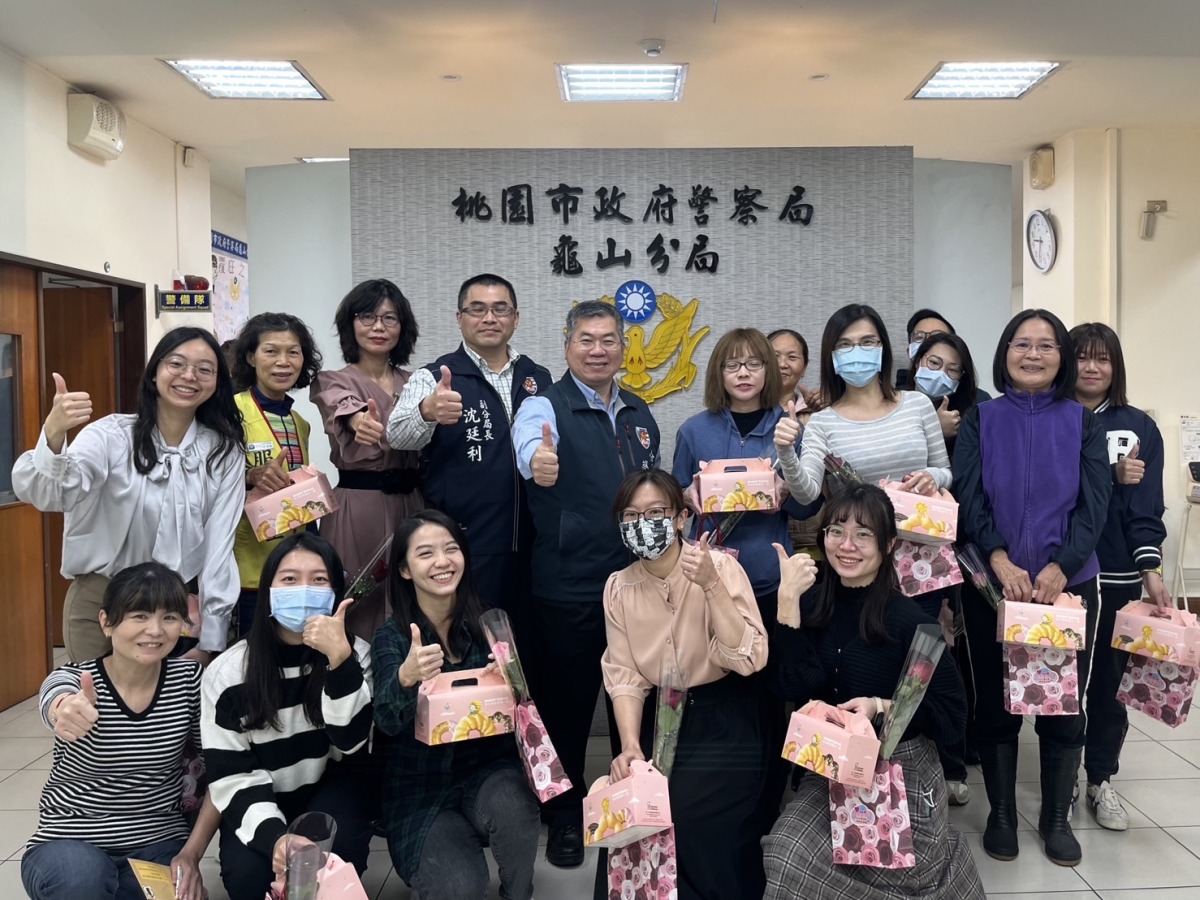 歡慶婦女節 龜山警女力獲贈浪漫鮮花 S 47939620