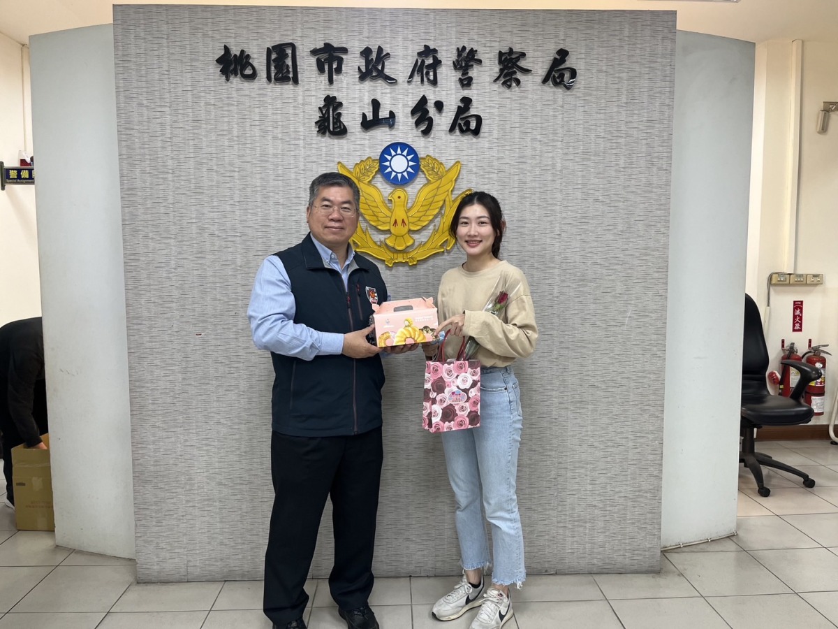 歡慶婦女節 龜山警女力獲贈浪漫鮮花 S 47939626