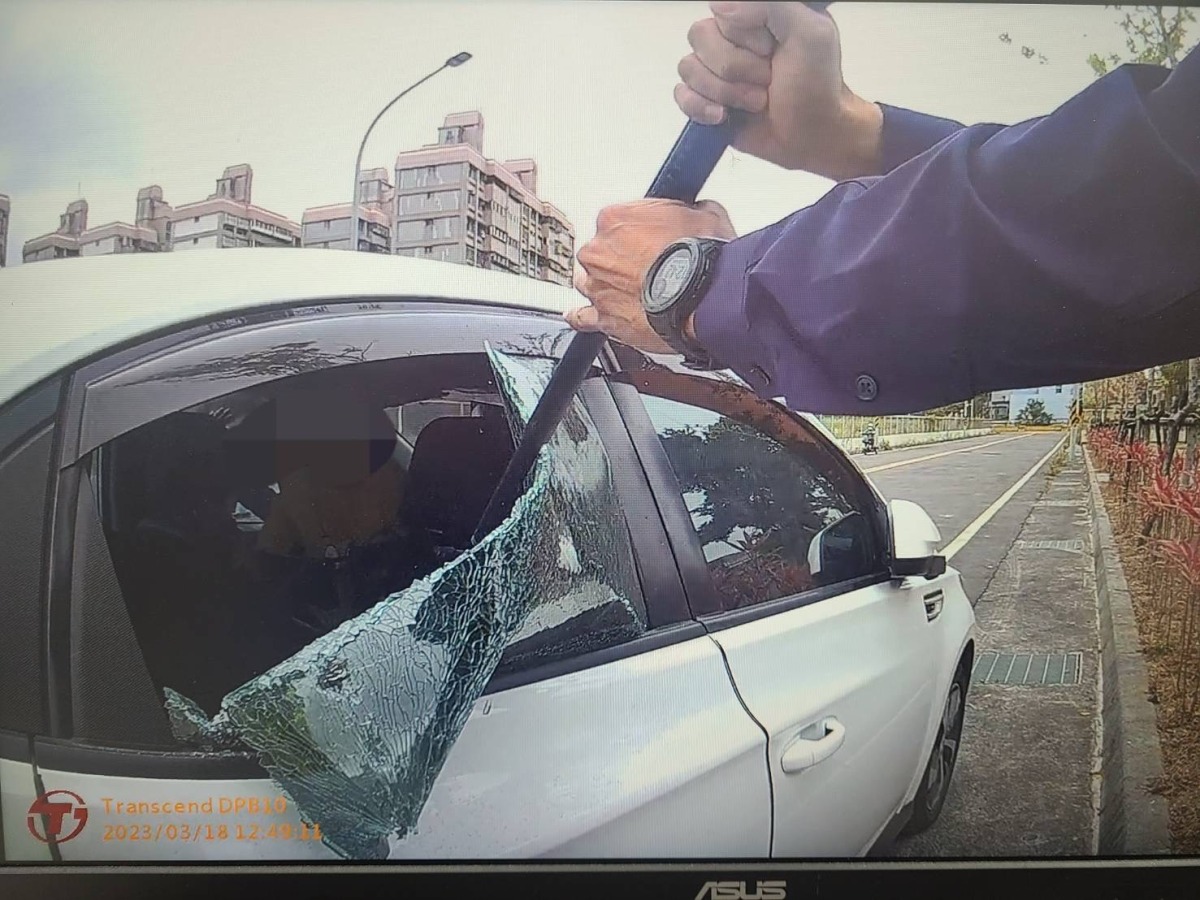 驚險!2歲雙胞胎反鎖車內 龜山警即刻救援 S 50372618
