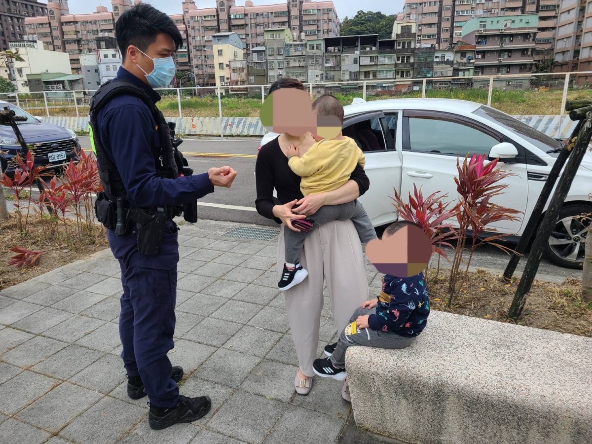 驚險!2歲雙胞胎反鎖車內 龜山警即刻救援 S 50372623