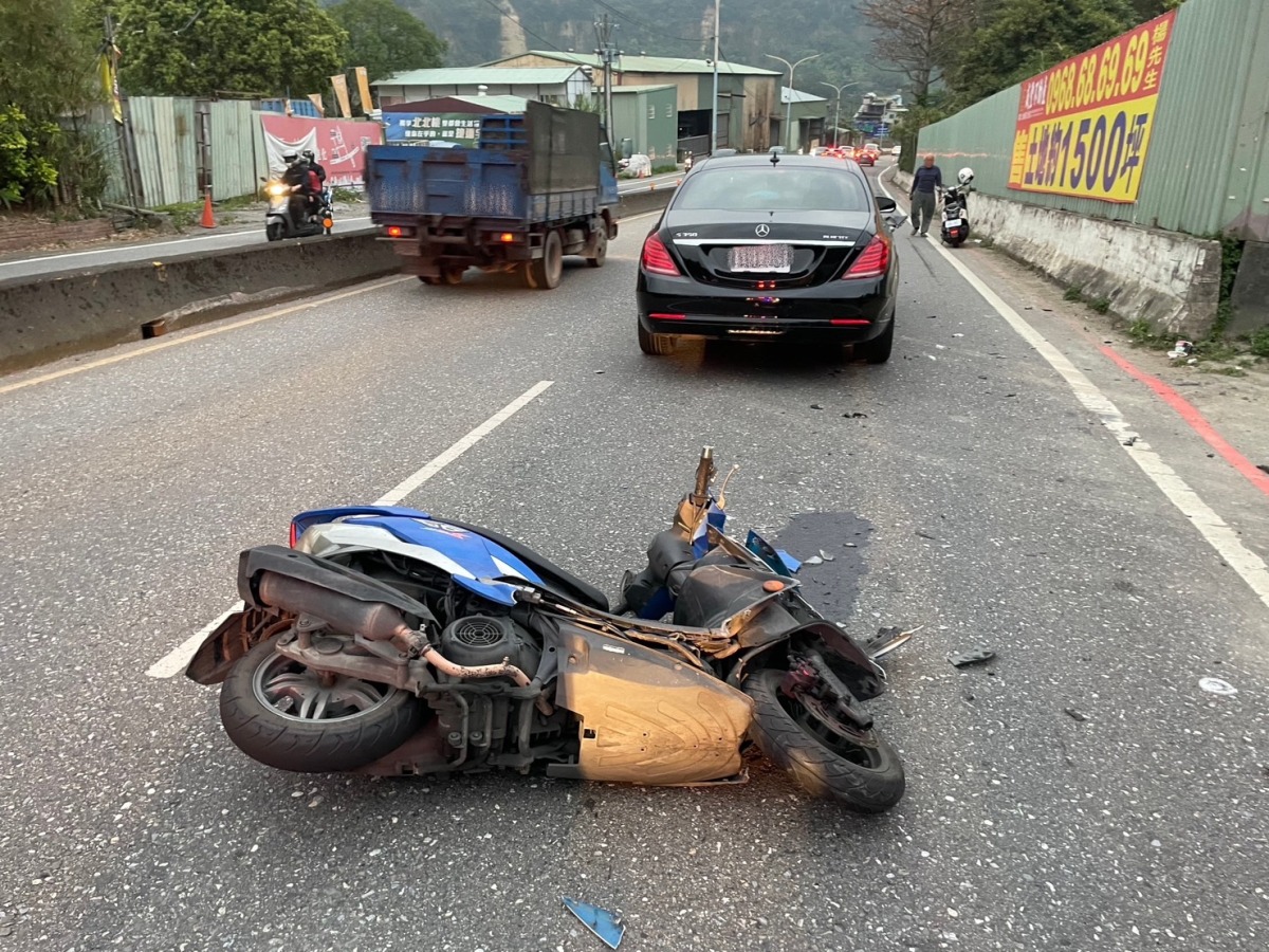 【有片】天外飛來車斗門!轎車被砸中急煞 再遭後方騎士衝撞 S 50888748