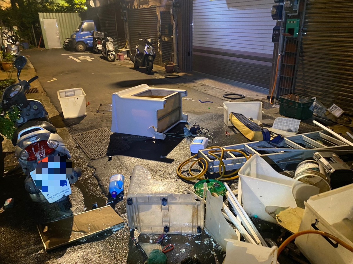楊梅男2樓丟家具下樓控鄰居太吵 下場曝光 S 8028382
