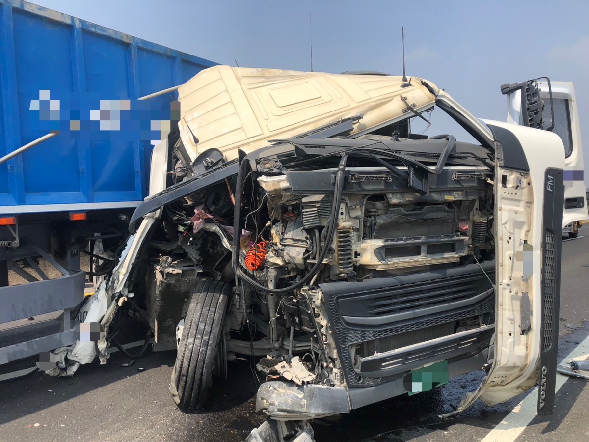 車頭全毀!曳引車撞2公務車 駕駛一度受困 S 8314982