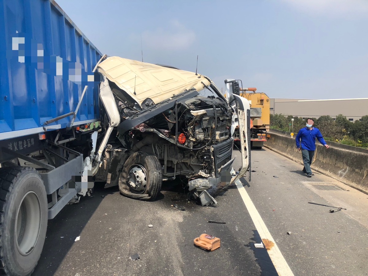 車頭全毀!曳引車撞2公務車 駕駛一度受困 S 8314983