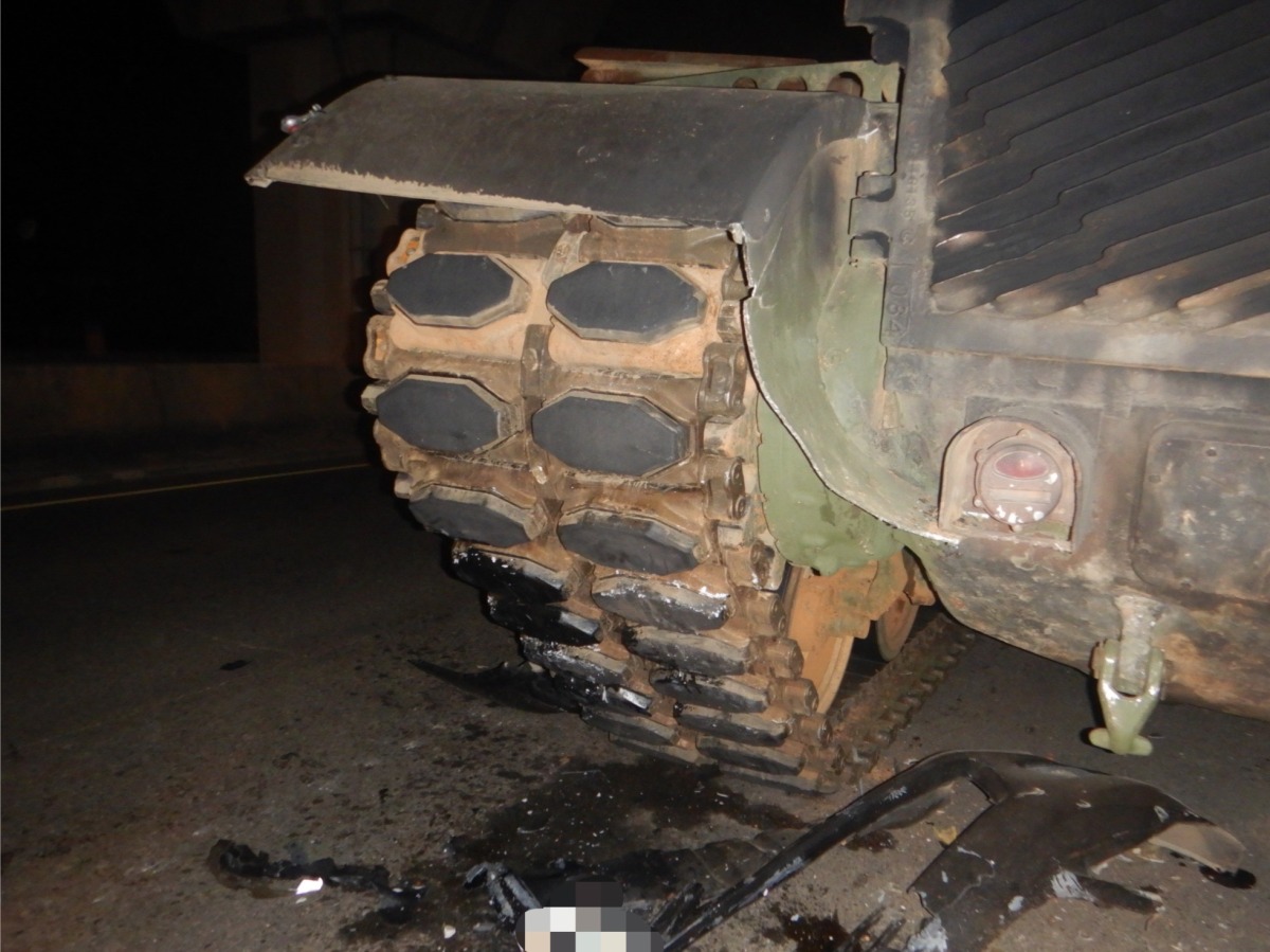 車頭全爛!陸軍CM11戰車停路邊 遭自小客衝撞 S 8380498