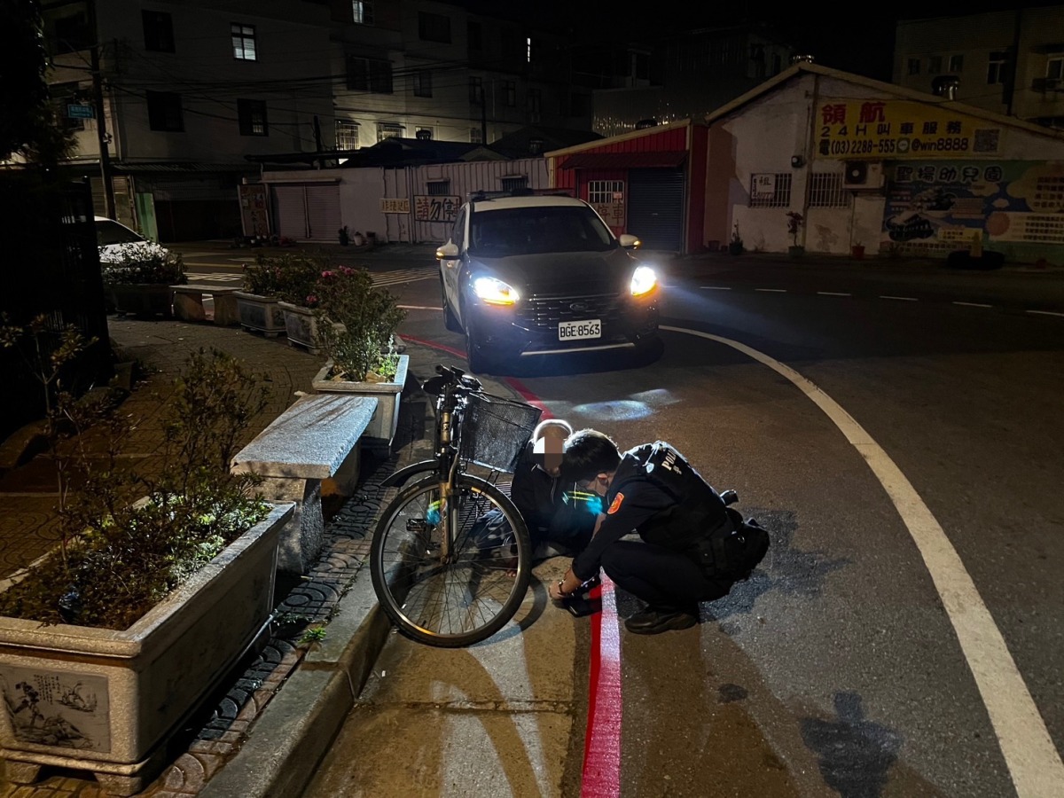 老翁身體不適路倒 楊梅暖警及時助送醫 S 8446009