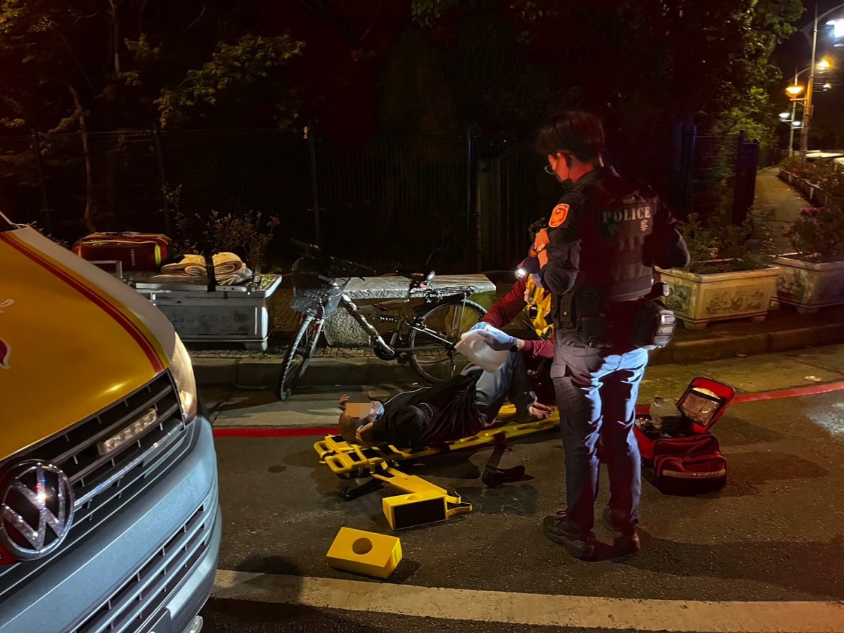 老翁身體不適路倒 楊梅暖警及時助送醫 S 8446010