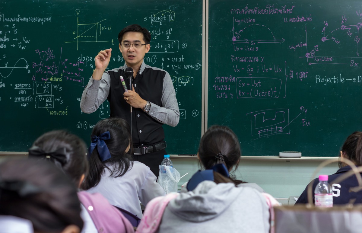 桃市高中教甄報名至4/7截止 開18科22名額 asian teacher giving lesson group college students
