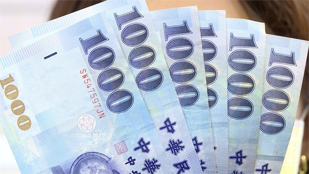 鼓勵門市ATM領6千元 超商推咖啡買1送1