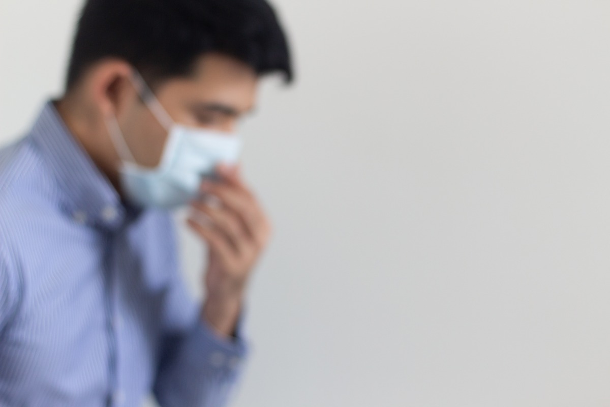 新增2例流感重症 疾管署籲儘速就醫降低併發重症 blurred side view man wearing medical mask covid 19 coronavirus 1