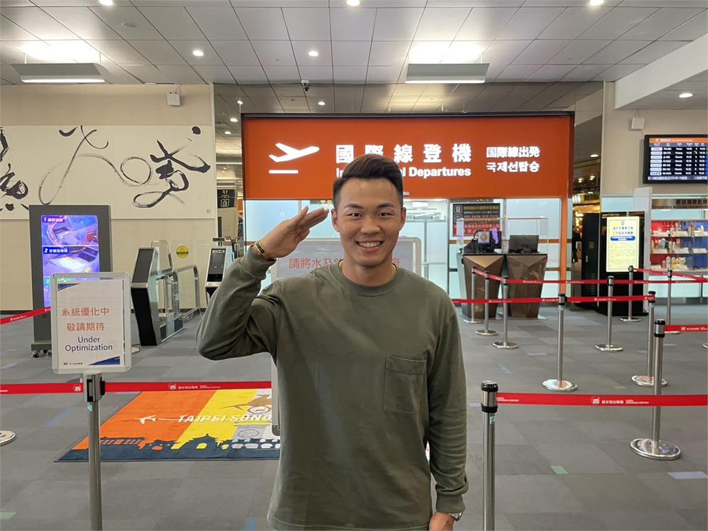 王柏融「敬禮」感謝球迷!飛日本續拚新球季