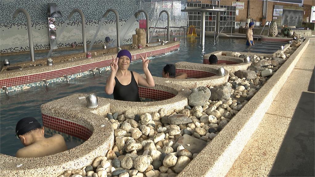 5顆換免費入場 游泳池成「雞蛋交流平台」