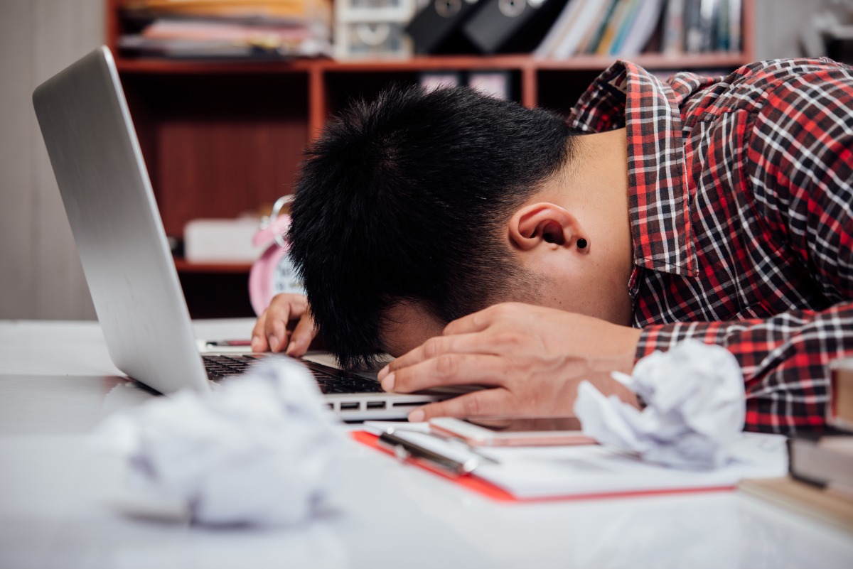 今年還有3次!補班太多惹民怨 人事總處這麼說 man unhappy businesspeople sitting business office