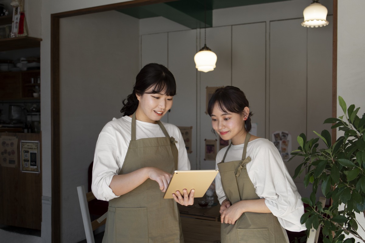 北區國稅局桃園分局籲打工留意這些事 避免淪逃漏稅工具 young women arranging their cake shop