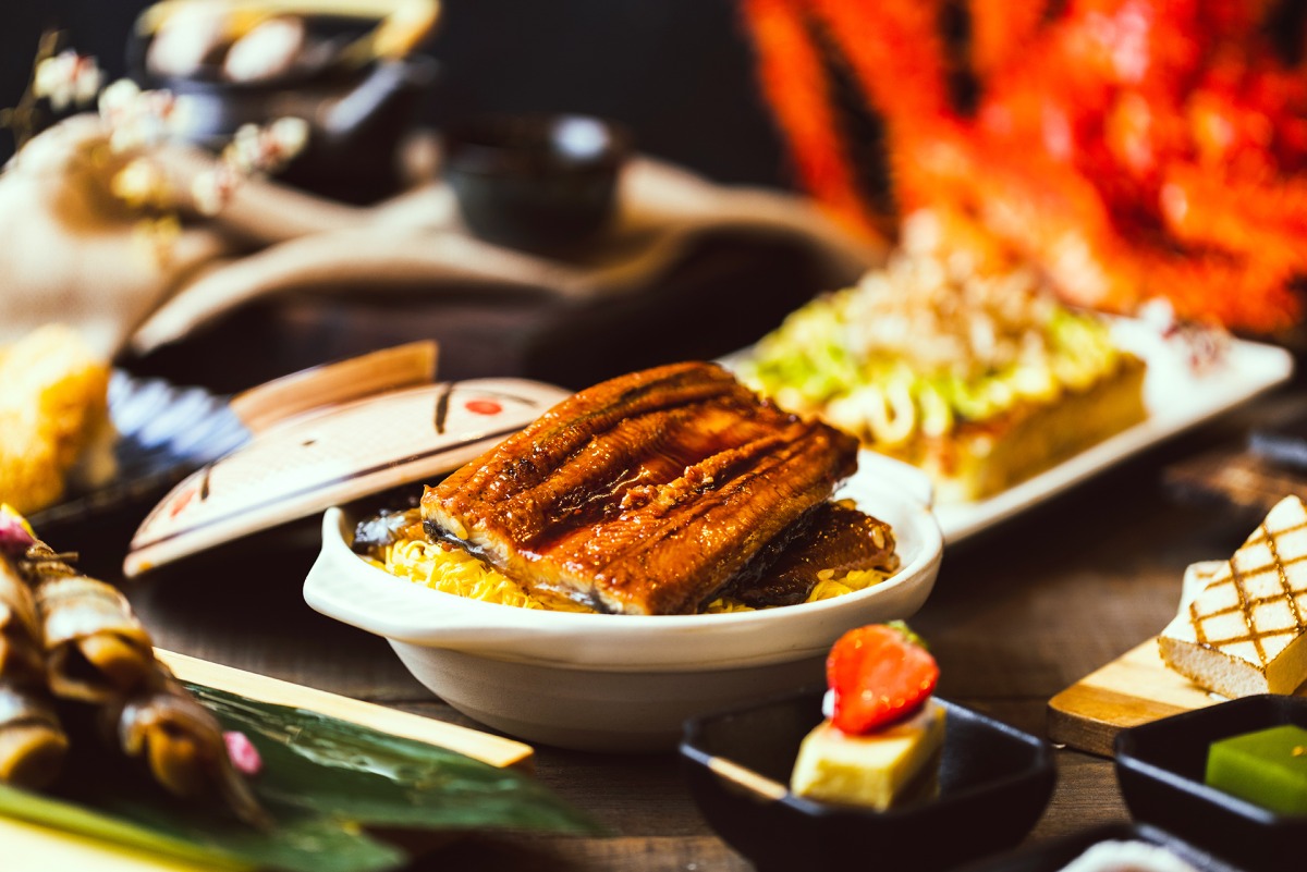 【COZZI Blu 和逸飯店．桃園館】逸‧市集特色企劃京阪料理集， 以鰻魚骨熬製照燒醬汁的「蒲燒鰻魚炊飯」午晚餐供應吃到飽