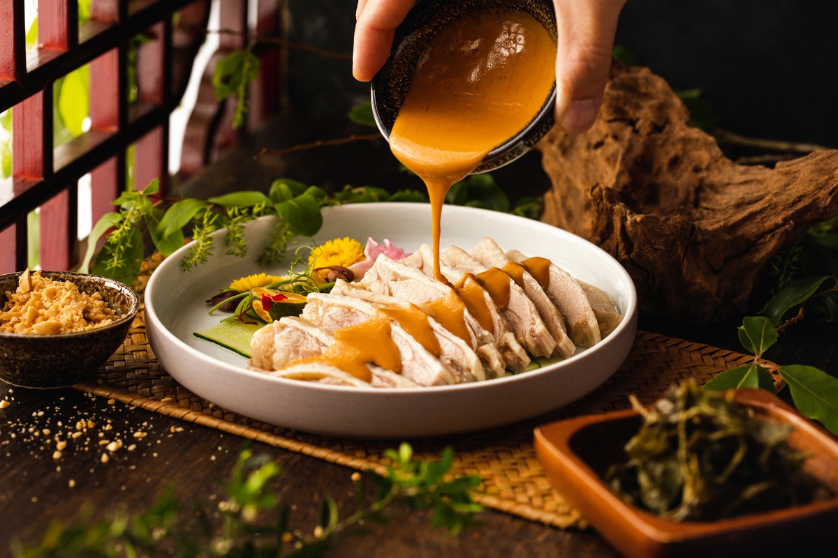 【COZZI Blu 和逸飯店．桃園館】逸薈軒限定饗宴，以春茶入菜的東方美人口水雞