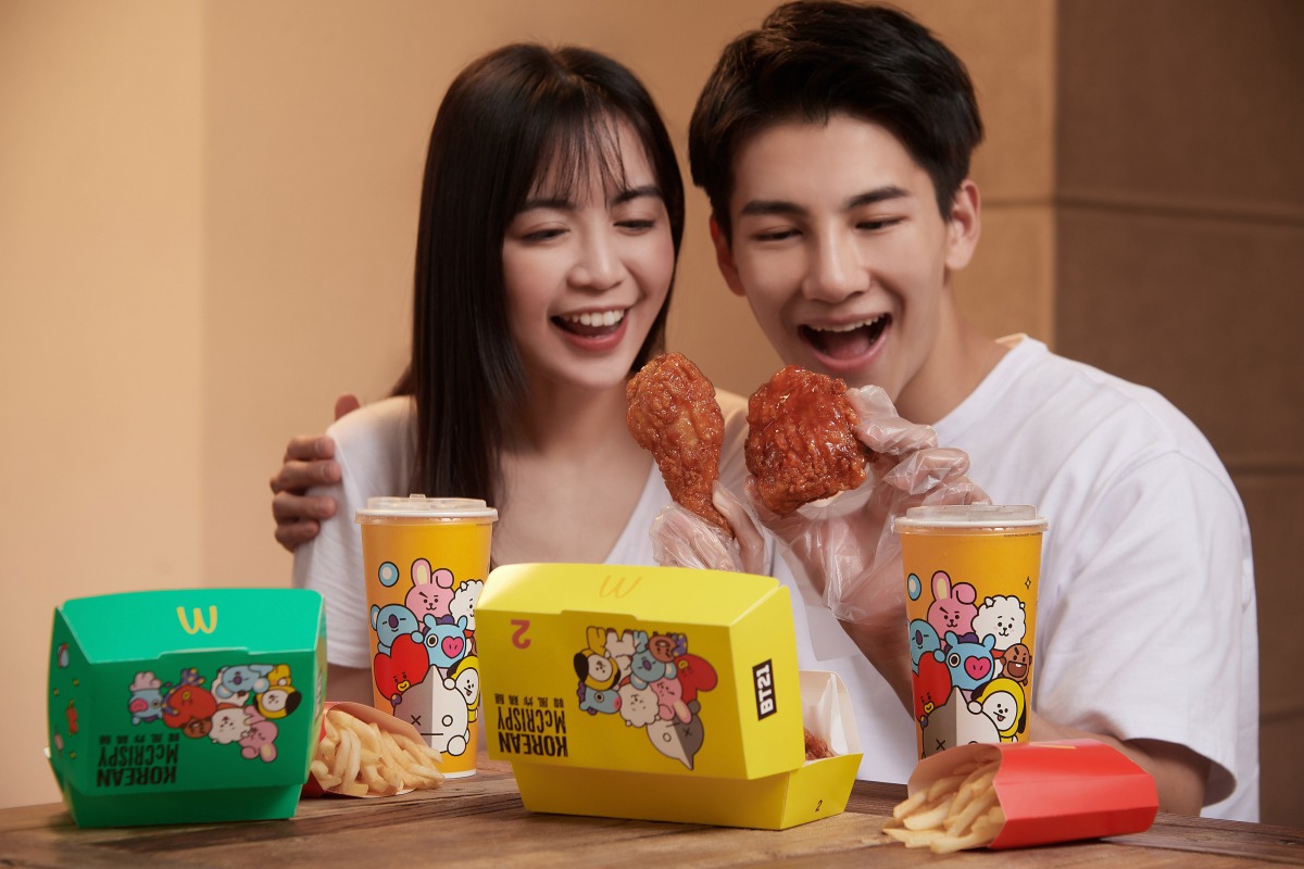 【圖說1 2】台灣麥當勞「經典甜辣韓風炸鷄腿」3月15日至4月18日限期回歸，搭配BT21限定包裝，讓您好吃又好拍！