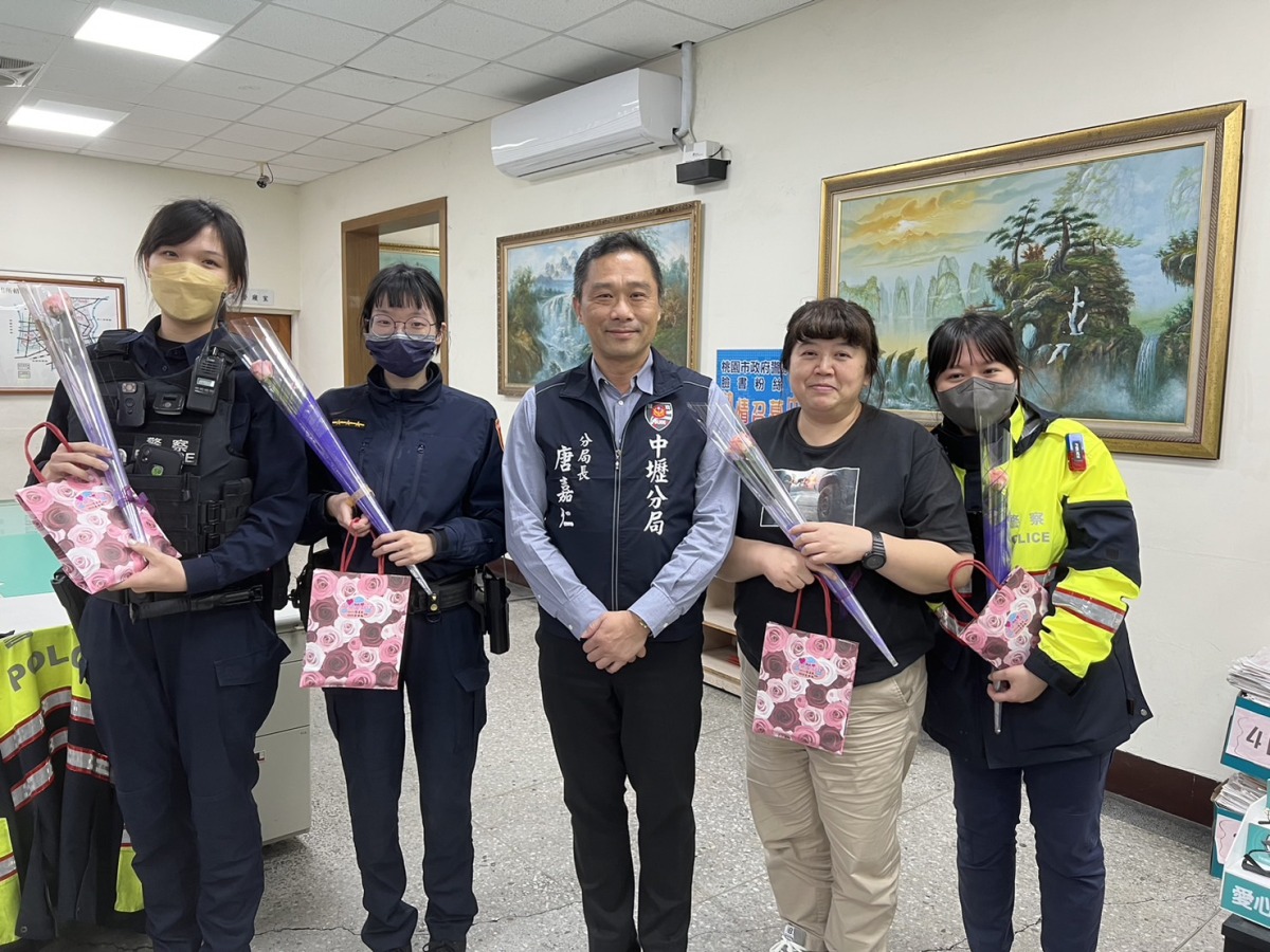 壢警慶3/8婦女節 分局長唐嘉仁送玫瑰花、面膜 中壢所1