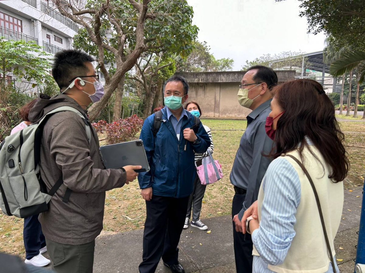 八德榮家「失智症照護」講座 深入瞭解提升照顧量能 八德榮家主任酆世俊右二、副主任陳小慈右一與楊淵韓教授左二及專管廠商代表左一 scaled