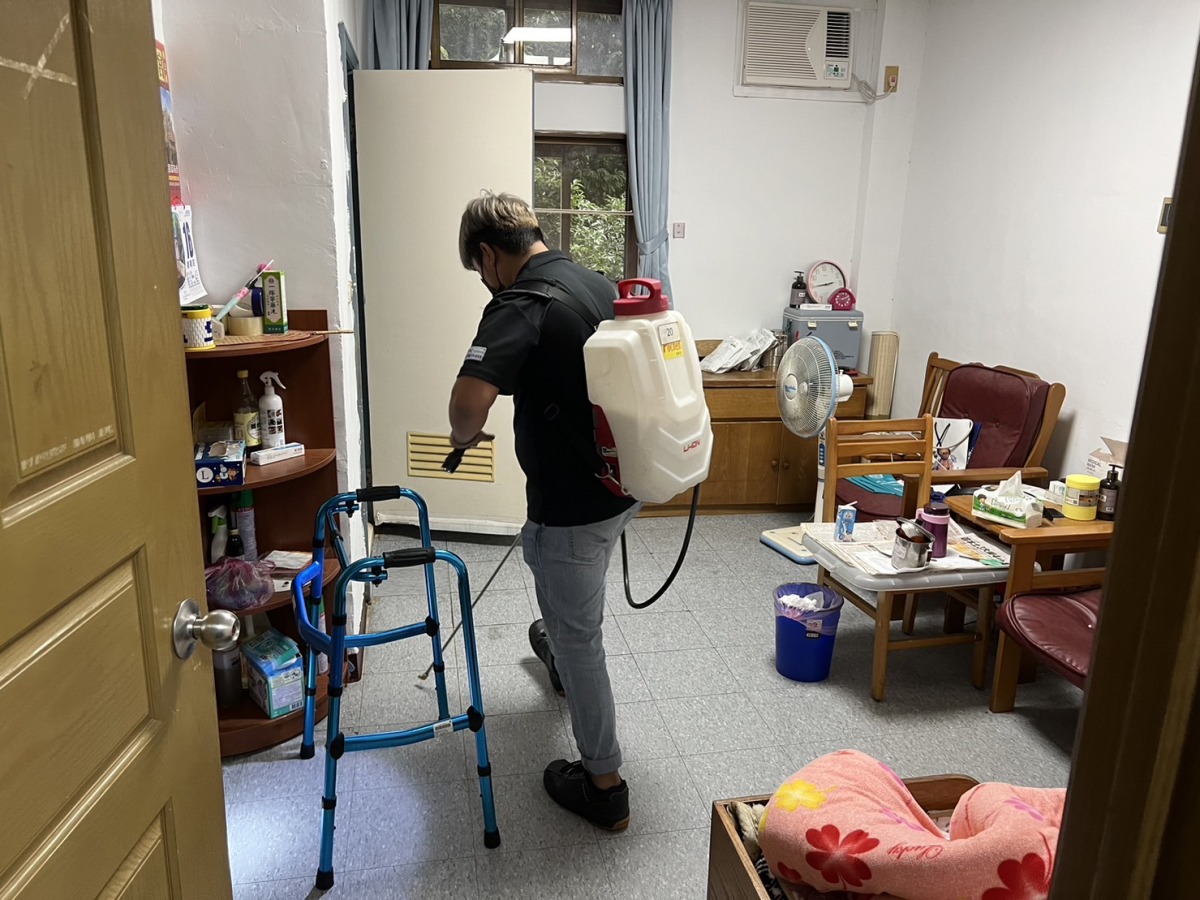 八德榮家加強環境清消 守護住民健康安全 八德榮家委託環保清潔公司針對住民房舍定期消毒