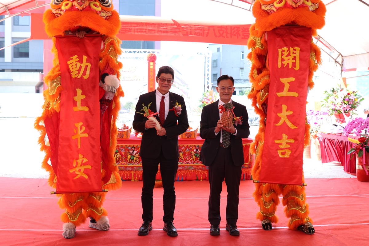 動土典禮由耀登科技集團董事長張玉斌左、桃園市秘書長詹榮鋒右主持，將於桃園市八