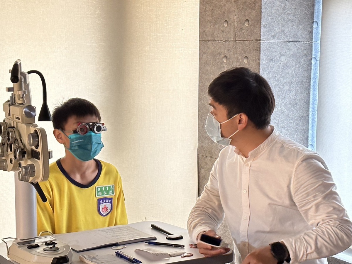 疫情在家上課用眼時間大增 桃園5區弱勢學子免費配眼鏡 嘉新眼鏡驗光師替學童進行視力檢查及免費配鏡。