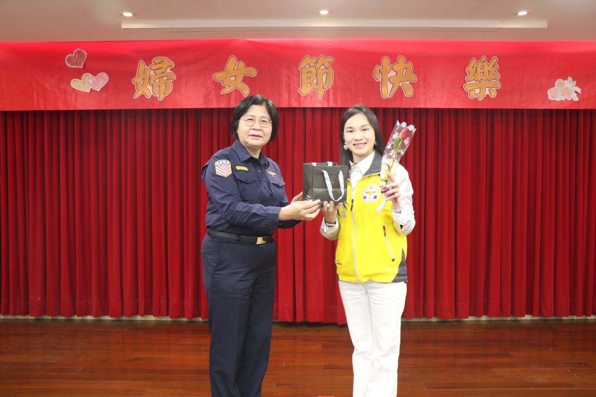 慶3/8婦女節 國道警局長廖美鈴送鮮花、巧克力 國道廖局長致贈警友會曾雅玲主委鮮花巧克力