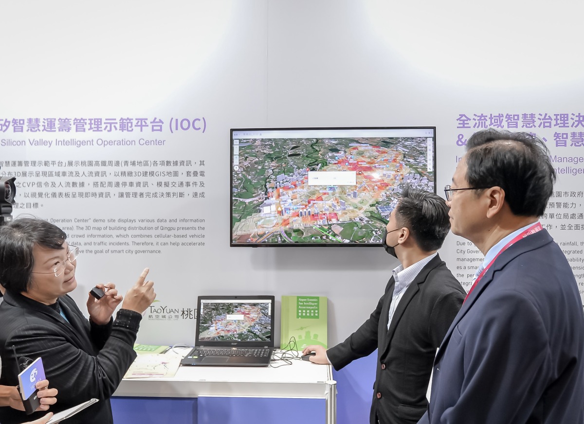 桃市府參加智慧城市展 展現數據治理能力 張善政市長聽取航空城公司亞矽智慧運籌管理示範平台應用介紹
