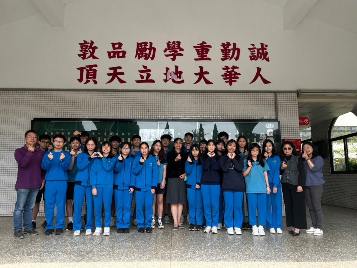 大學繁星放榜 桃市大華中學熠熠生輝 繁星錄取學子與師長合影02