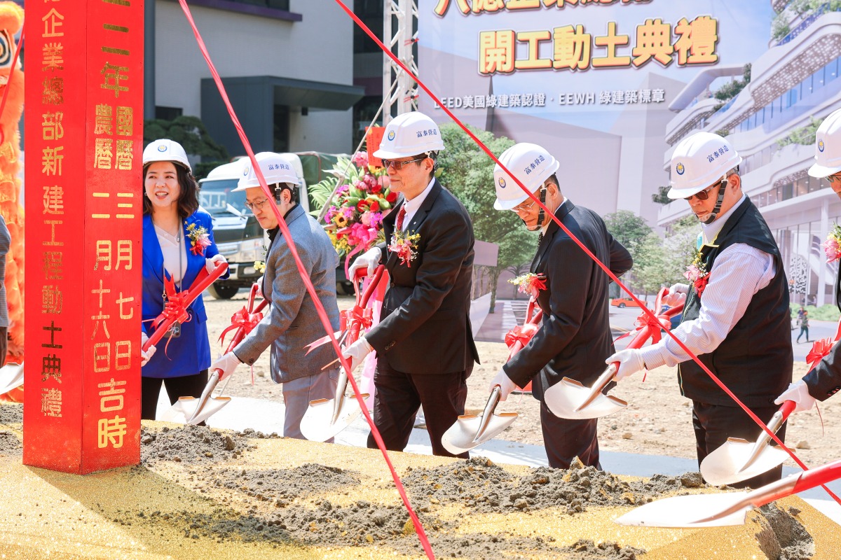 耀登集團企業總部，於七日上午舉辦新建工程動土典禮，由董事長張玉斌（右三）主持。