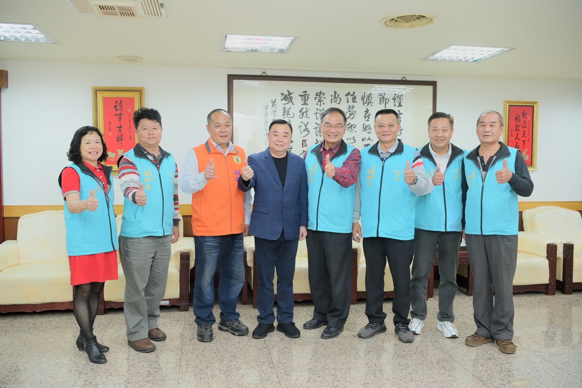中壢內定社區高齡人口多 拜會邱奕勝爭取設置活動中心 與內定社區協會成員合影
